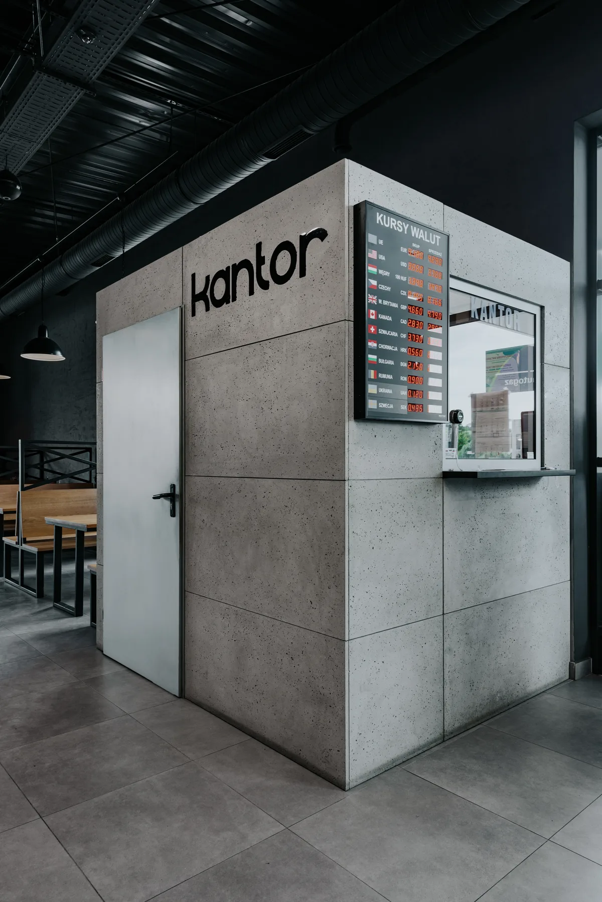 Betonowe płyty dekoracyjne w ekspozycji