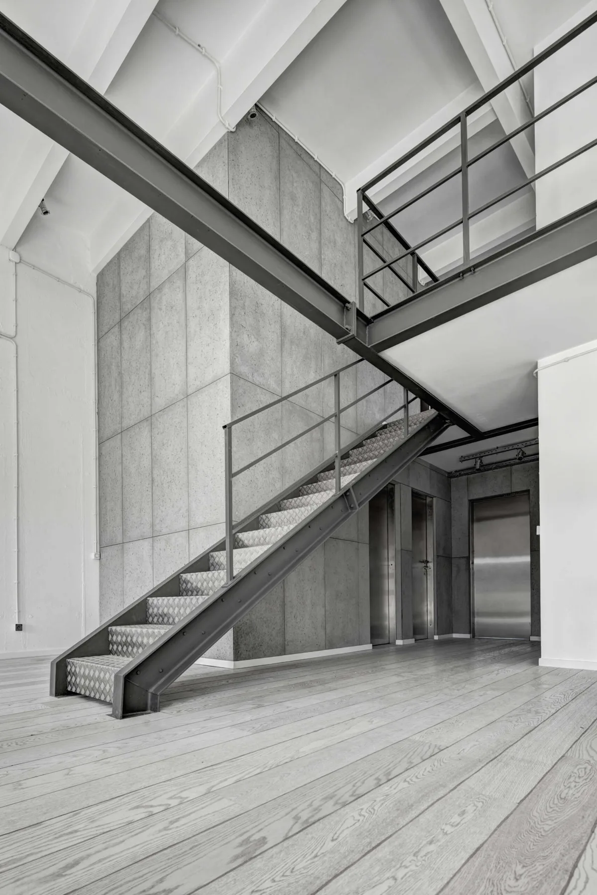 Beton architektoniczny w holu — płyty betonowe na ścianę