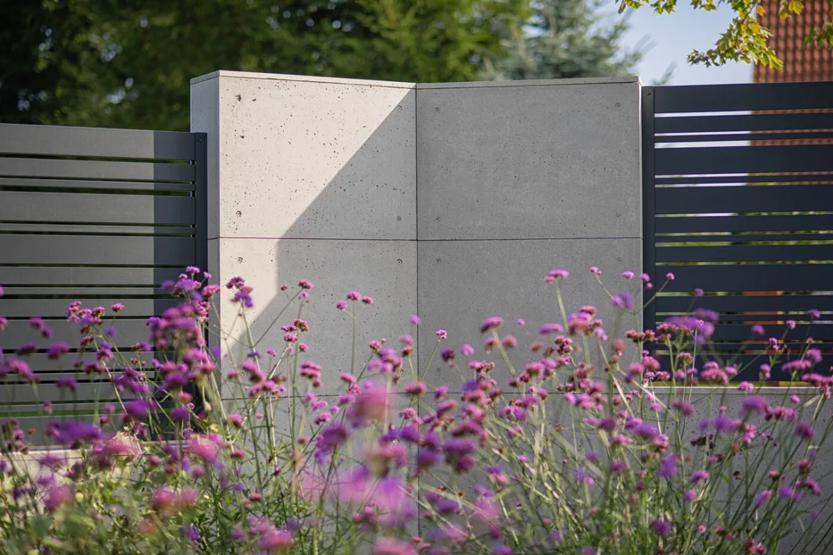 Betonowe ogrodzenie tarasu z kwiatami