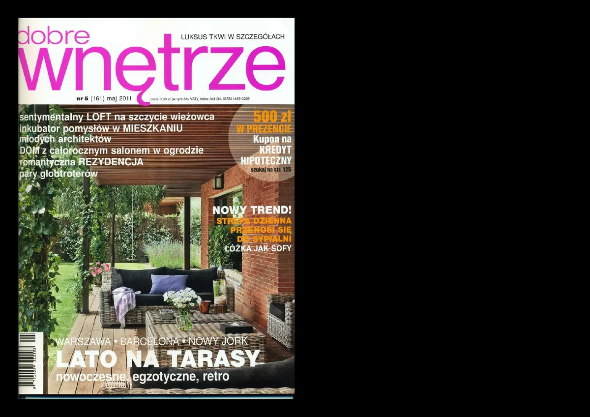 Taras z betonowymi donicami i roślinnością