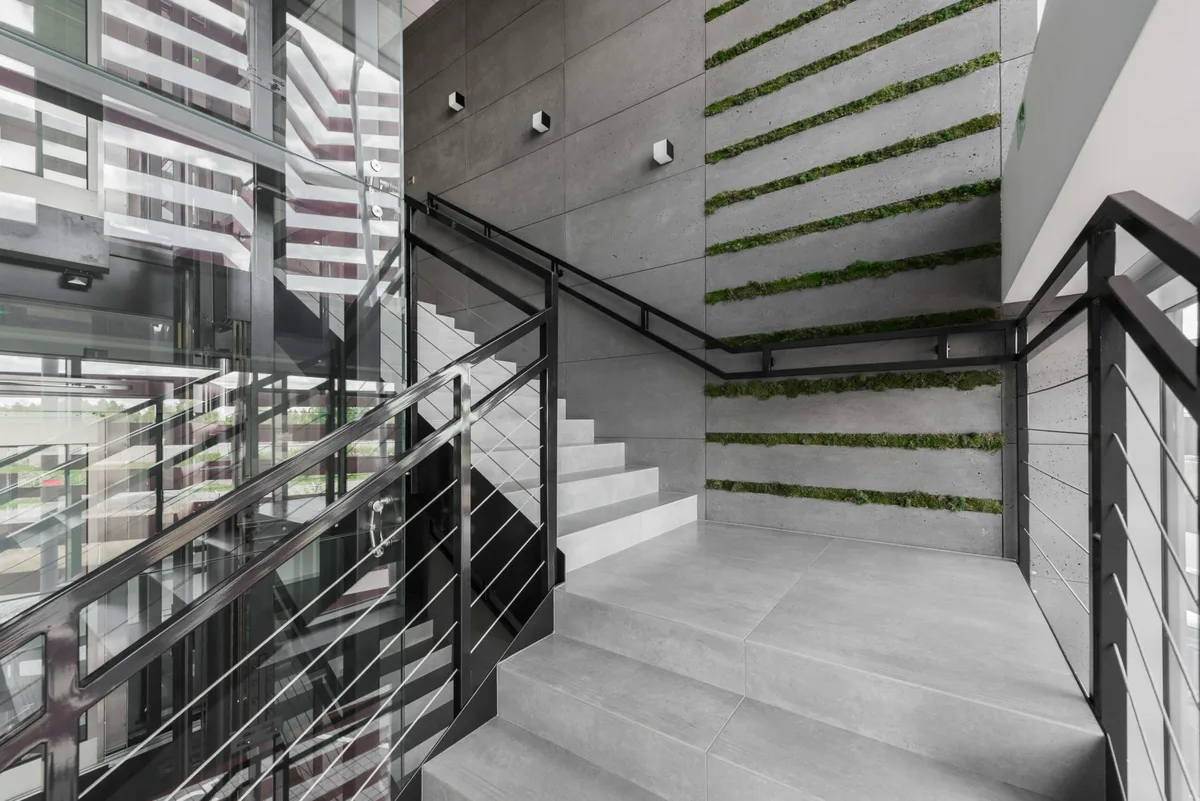 Nowoczesna klatka schodowa z betonowymi ścianami