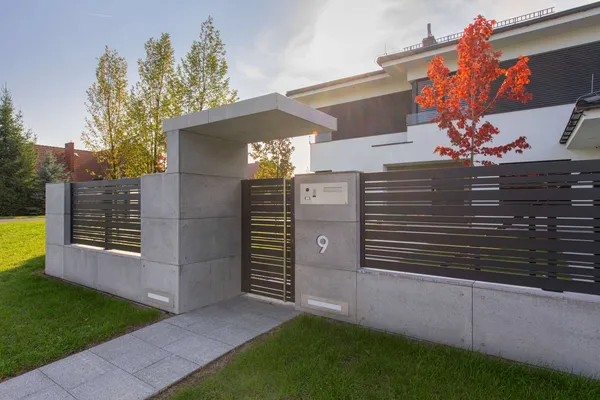 Beton architektoniczny na zewnątrz — ogród, elewacja, ogrodzenie