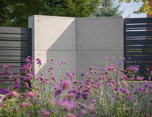 Architektonischer Betonzaun Bolesławiec