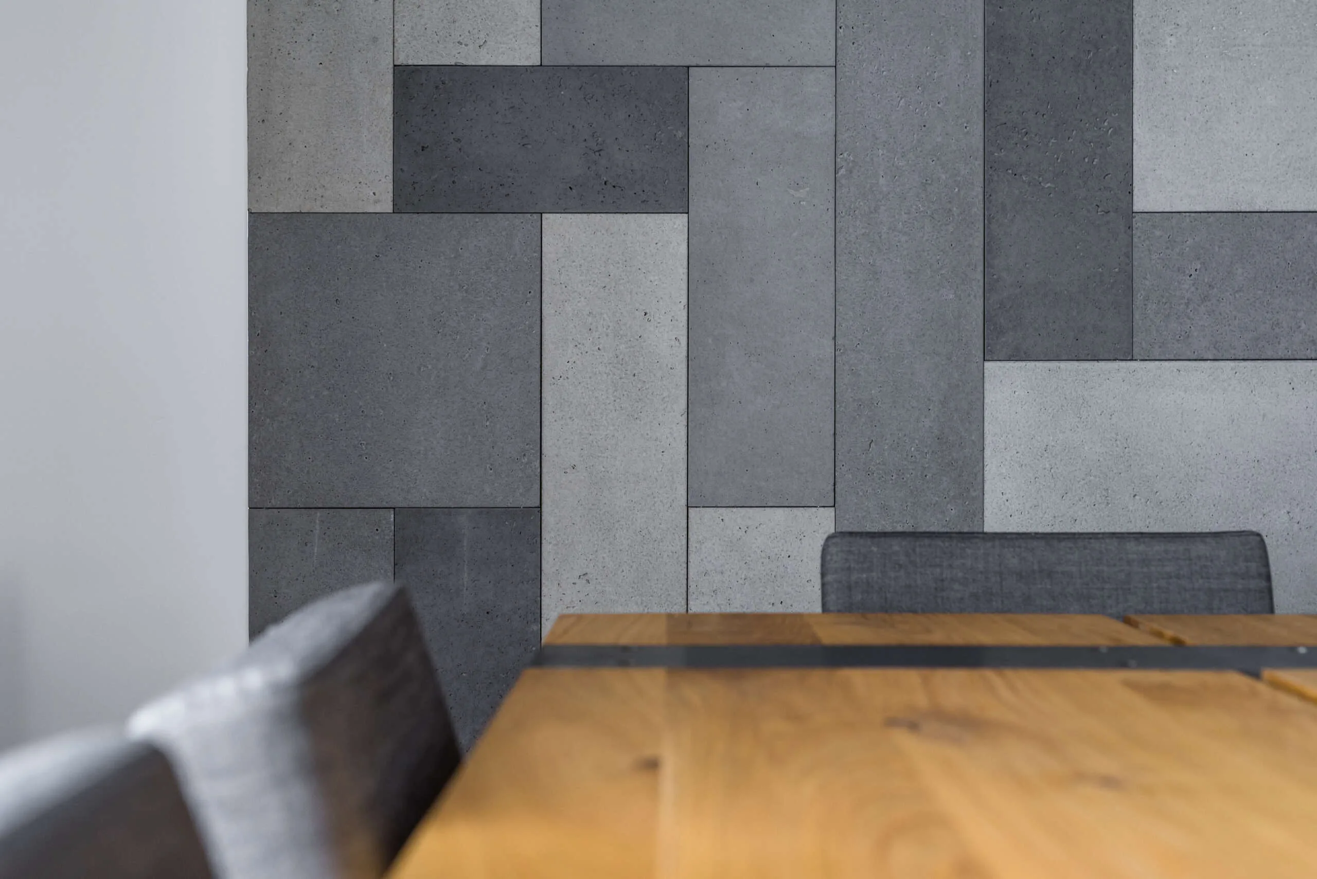 Architectural concrete walls concreAte common standard dimensions 120x60, concrete fireplace surround, ConcreAte tetris artwork — Mieszkanie prywatne / Kraków