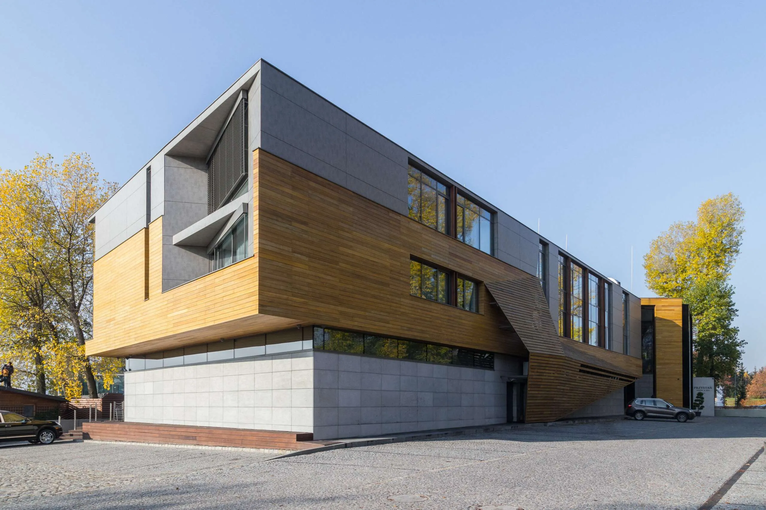 Beton dekoracyjny ConcreAte — realizacja Przystań Hotel & Spa / Olsztyn