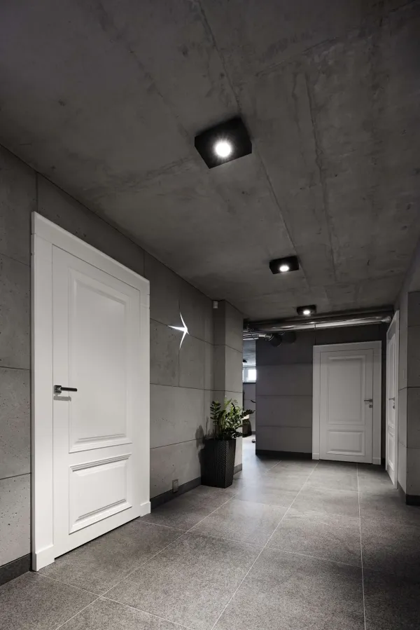 Beton architektoniczny przy schodach — dom Warszawa