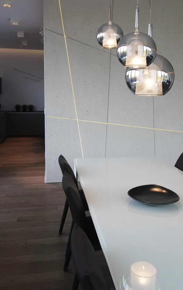 Ściana z betonu architektonicznego w salonie — dom Warszawa