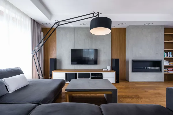 Beton architektoniczny na ścianę w salonie — mieszkanie Kraków